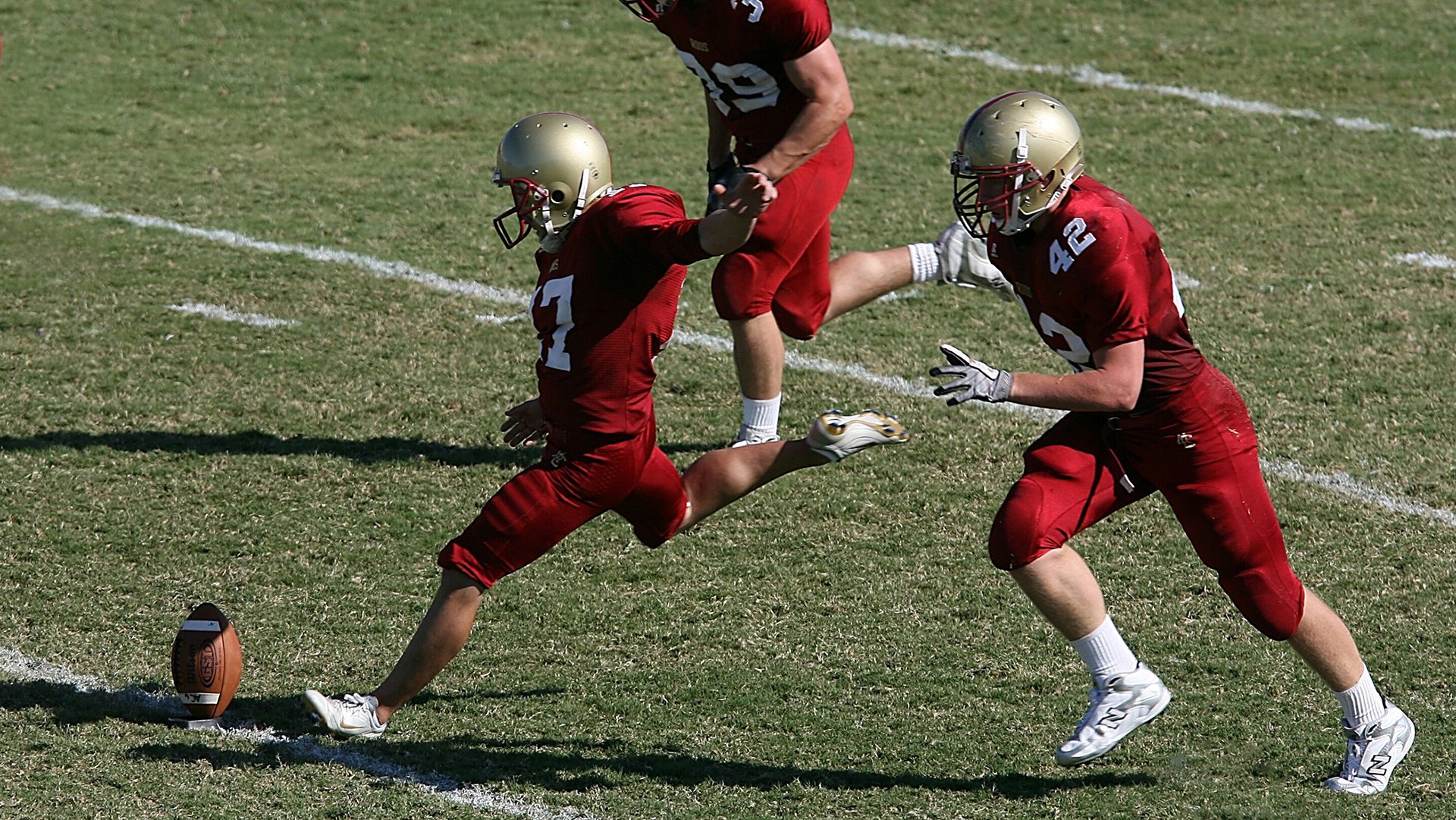 星空娱乐官方下载-“高新体育中心健力赛：选手们挑战极限重量，赛场气氛紧张”